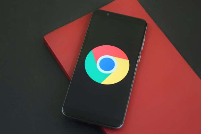 Smartfon z ikoną przeglądarki Chrome, symbol reklam online