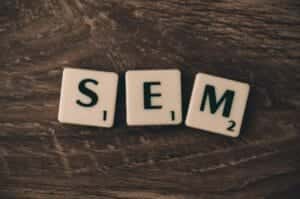 Napis SEM ułożony z kostek, symbol marketingu w wyszukiwarkach