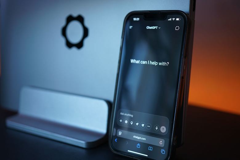 ChatGPT otwarty na ekranie telefonu