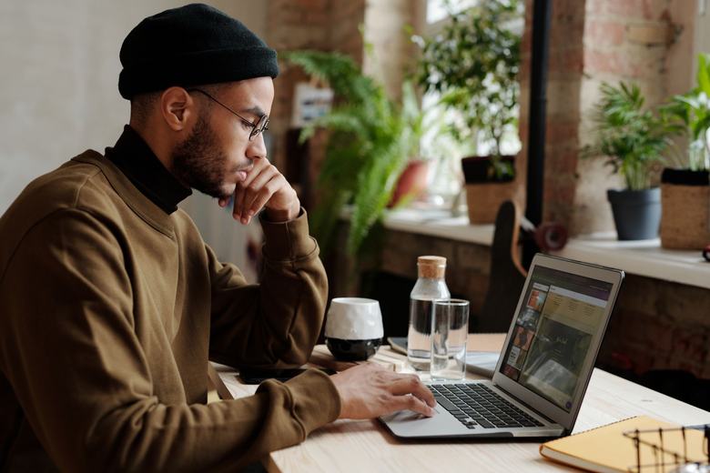 Osoba pracująca samodzielnie przy laptopie, freelancer