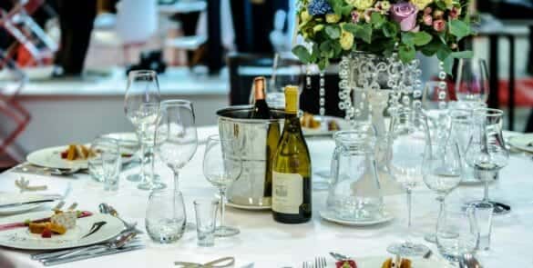 Nakryty stół w restauracji, przykład reklamy dla branży usługowej